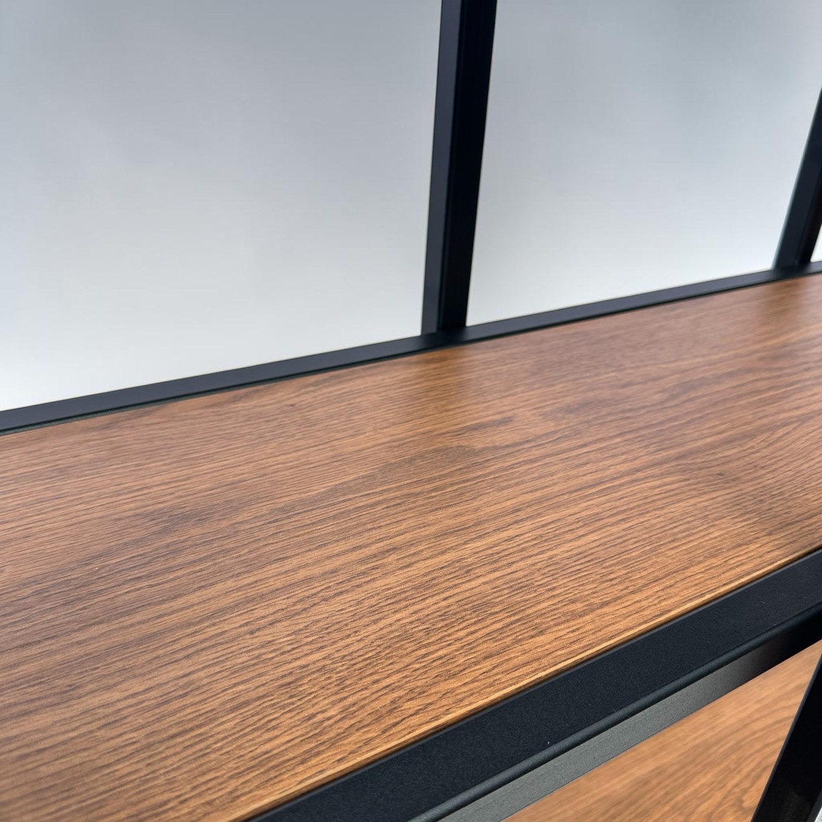 Minimalistyczny regał LANO w stylu loft, ujęcie pod kątem