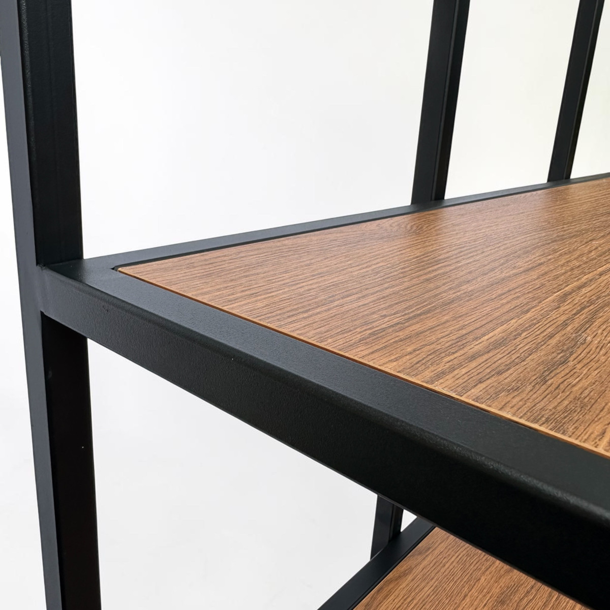 Detal regału LANO – półka laminowana w dekorze dębu na ramie 25×25 mm