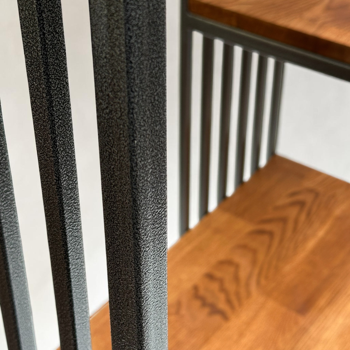 Detal regału STRATA – dębowa półka olejowana na stalowej ramie 20×20 mm