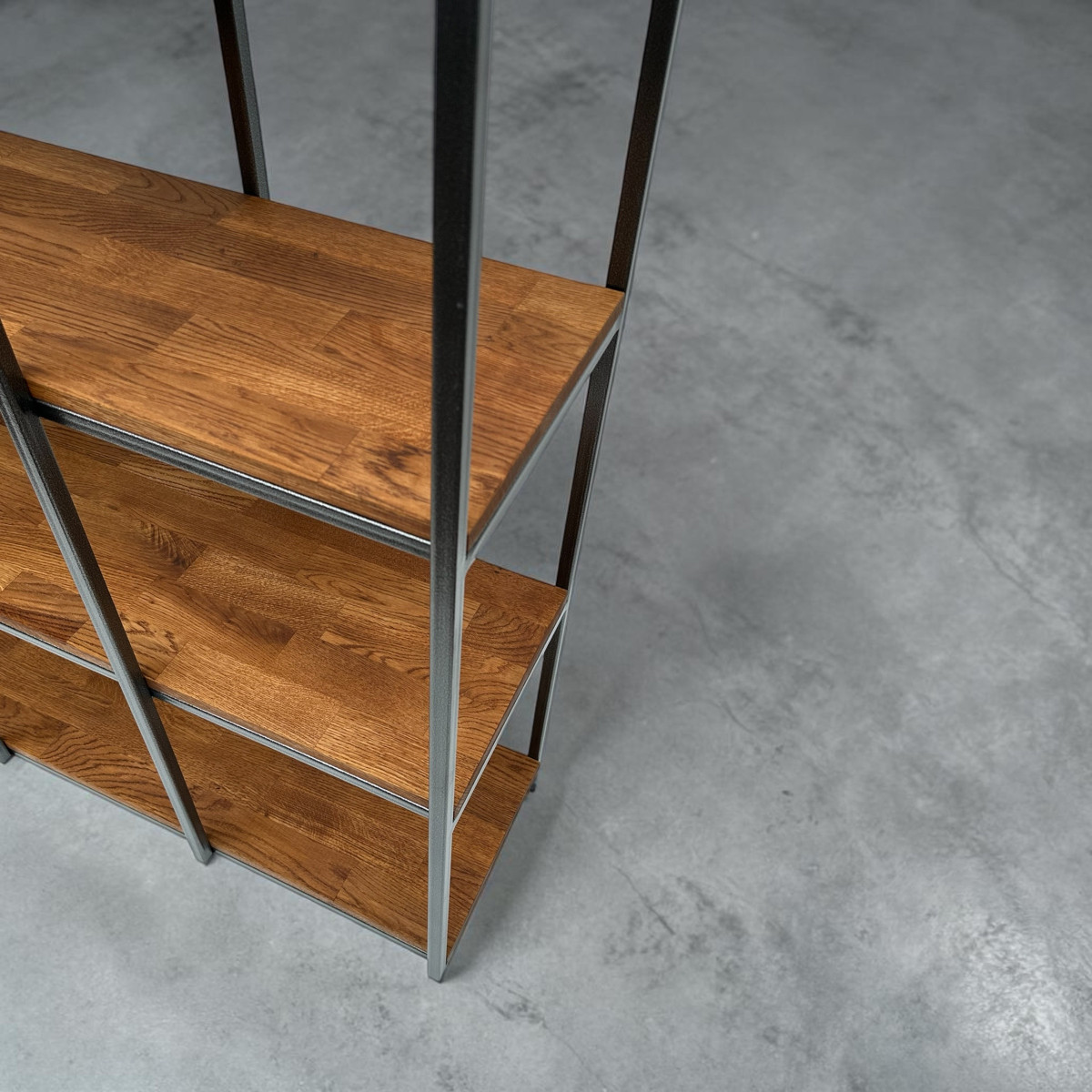 Minimalistyczny regał AXIS w stylu loft, ujęcie pod kątem