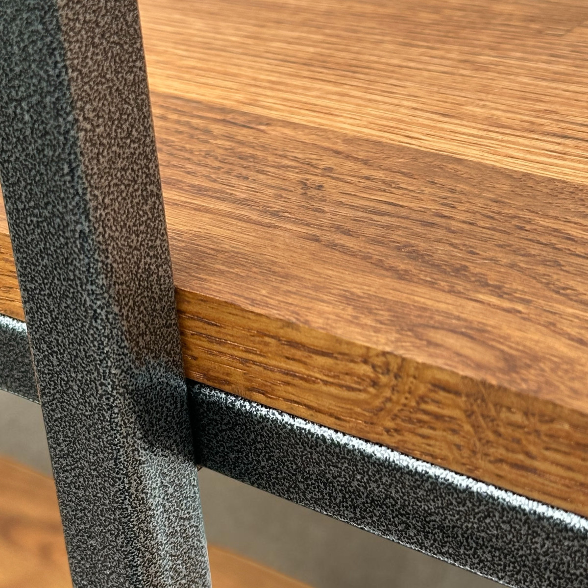Detal regału AXIS – dębowa półka na stalowej ramie 20×20 mm